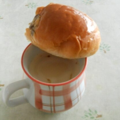 寝虎さん♪こんにちは☆
Hケーキの香りがするこのカフェオレに、ロールパンのせて香りをしみ込ませてみました♪
ホントにHケーキの香りとお味がしましたフフ←信じる？